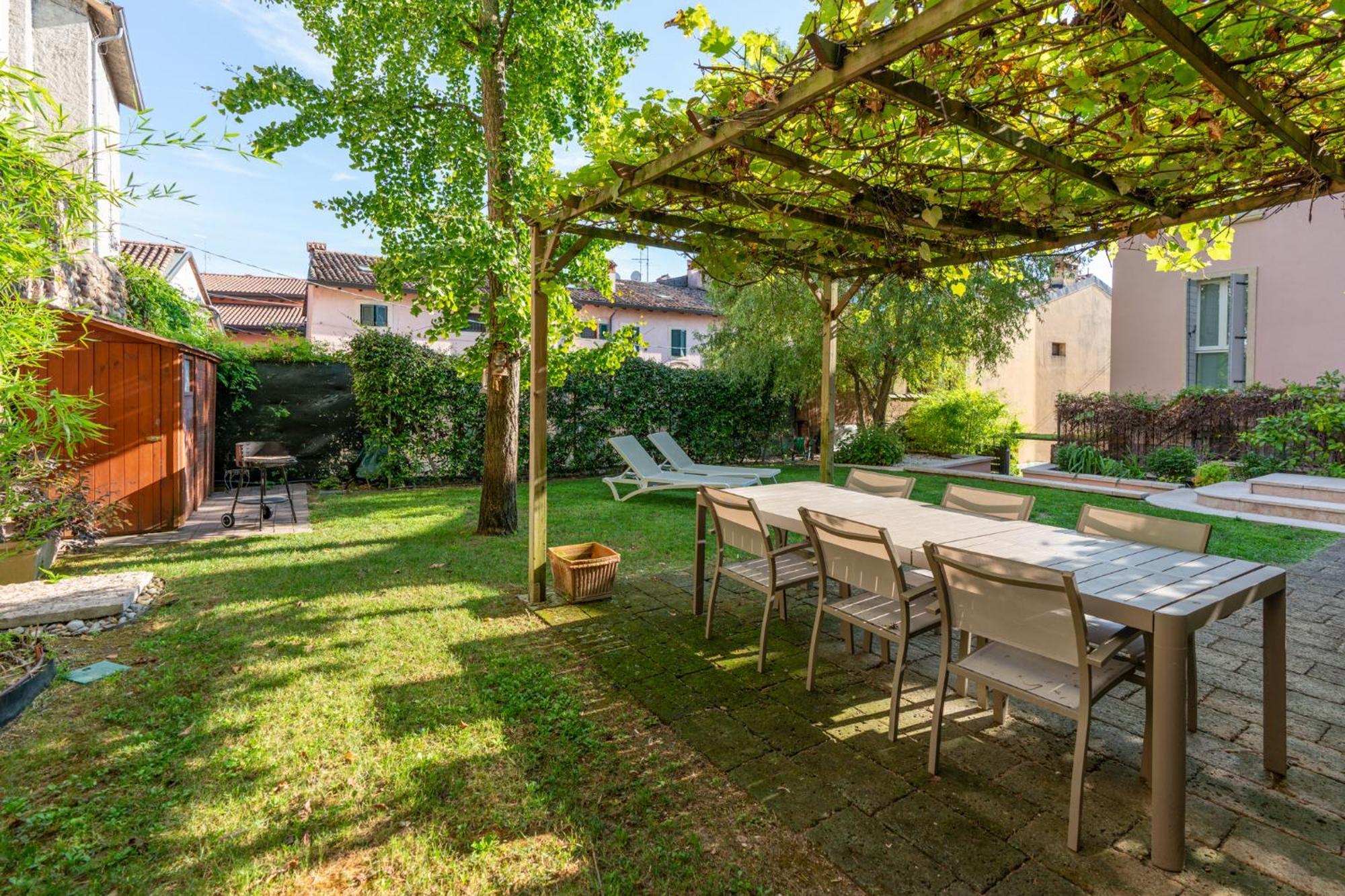 Corte Angelini By Postcardsfrom Castelnuovo del Garda Luaran gambar