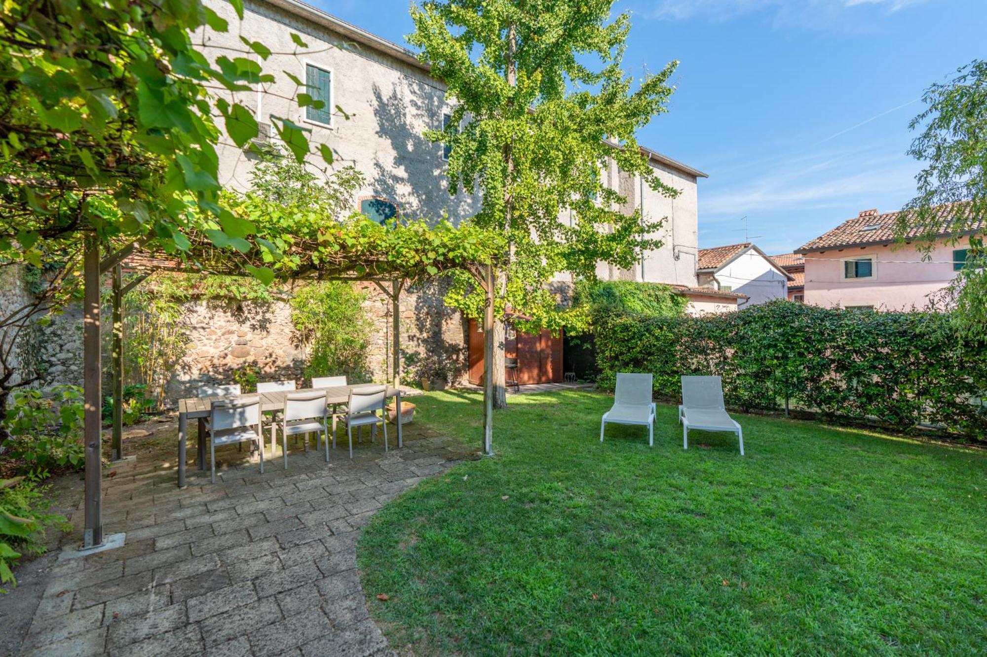 Corte Angelini By Postcardsfrom Castelnuovo del Garda Luaran gambar